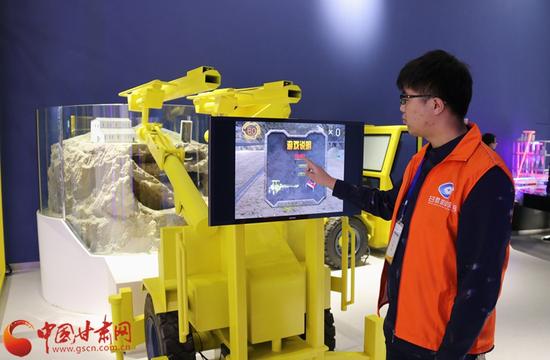 位于一层的甘肃科技展厅,工作人员正在操作示范机械游戏。
