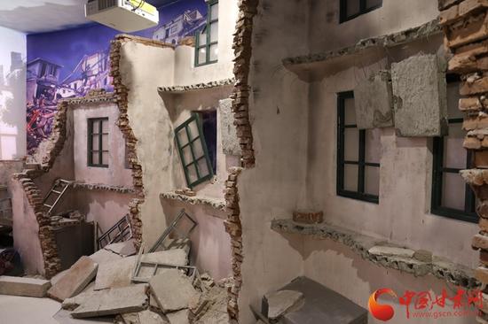 在地震展区中,视觉与听觉的冲击体验,使人们能够身临其境感受到地震的威力。