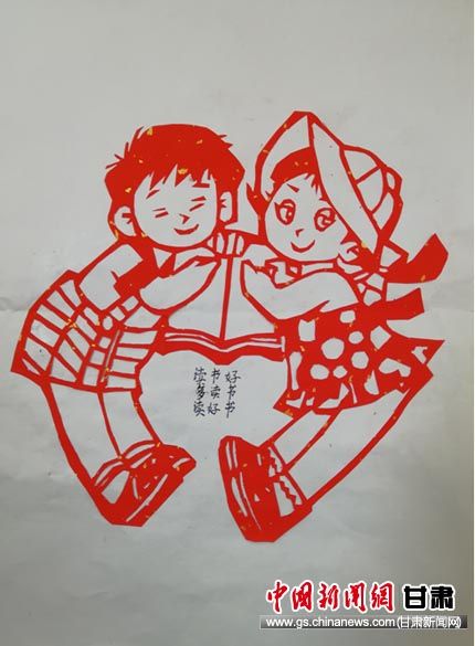 图为文庙街小学同学创作作品“以书会友”。 马晓佳 摄 图为文庙街小学同学创作作品“以书会友”。 马晓佳 摄